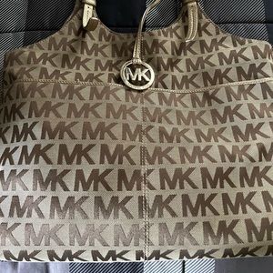 Large shoulder Michael Kors purse with big pockets and gently used!